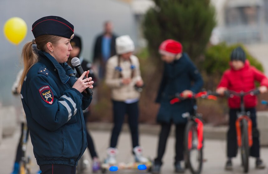 Школьников научили правильно ездить на велосипедах и самокатах 9 фото