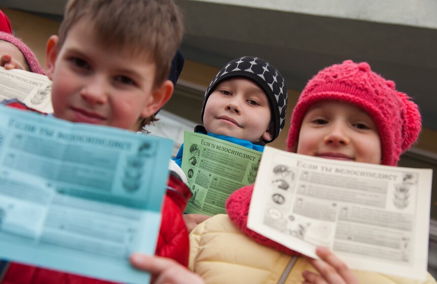 Школьников научили правильно ездить на велосипедах и самокатах 25 фото