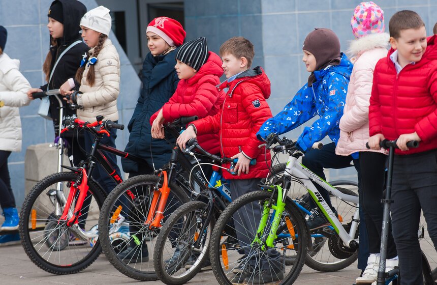 Школьников научили правильно ездить на велосипедах и самокатах 13 фото