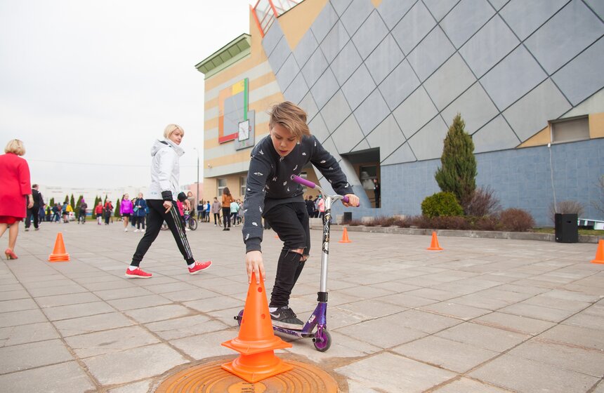 Школьников научили правильно ездить на велосипедах и самокатах 18 фото