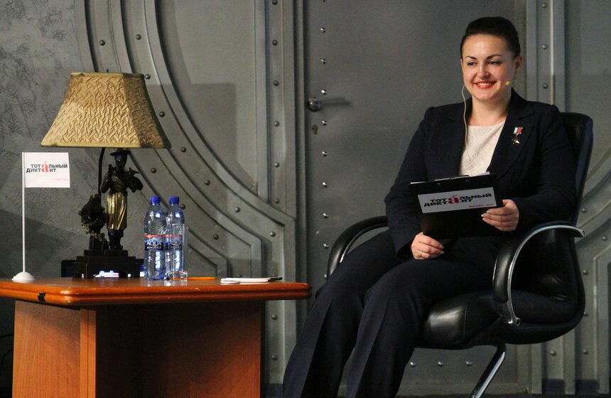 Елена Серова прочла "Тотальный диктант" в Музее космонавтики 6 фото