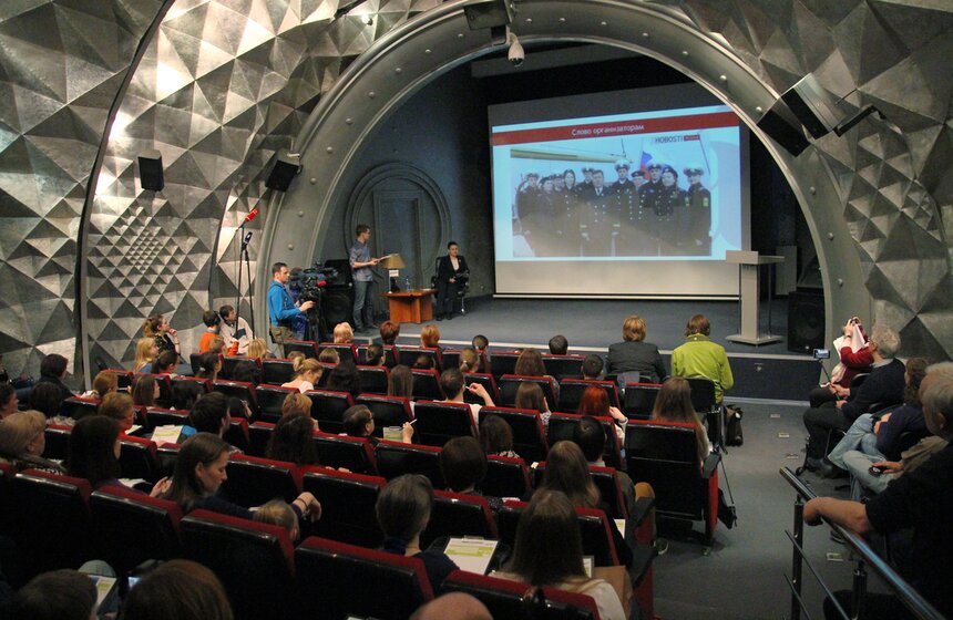 Елена Серова прочла "Тотальный диктант" в Музее космонавтики 7 фото