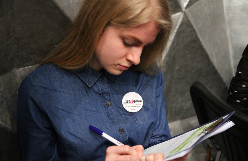 Елена Серова прочла "Тотальный диктант" в Музее космонавтики 16 фото