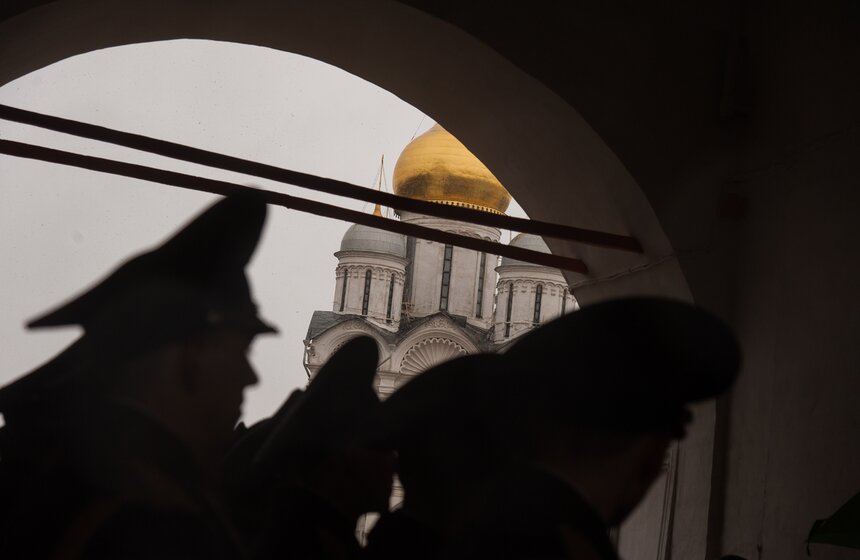 В Кремле прошла первая в году церемония развода караула 30 фото