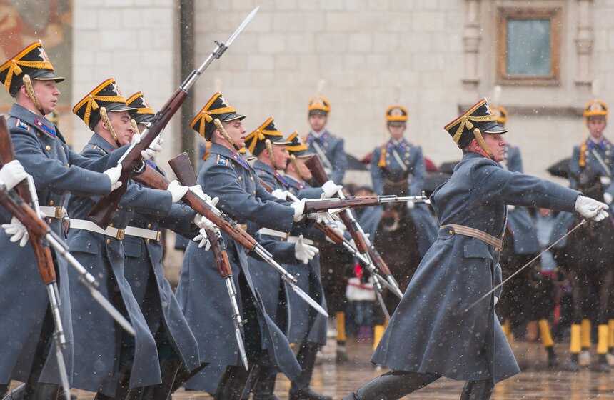 В Кремле прошла первая в году церемония развода караула 24 фото