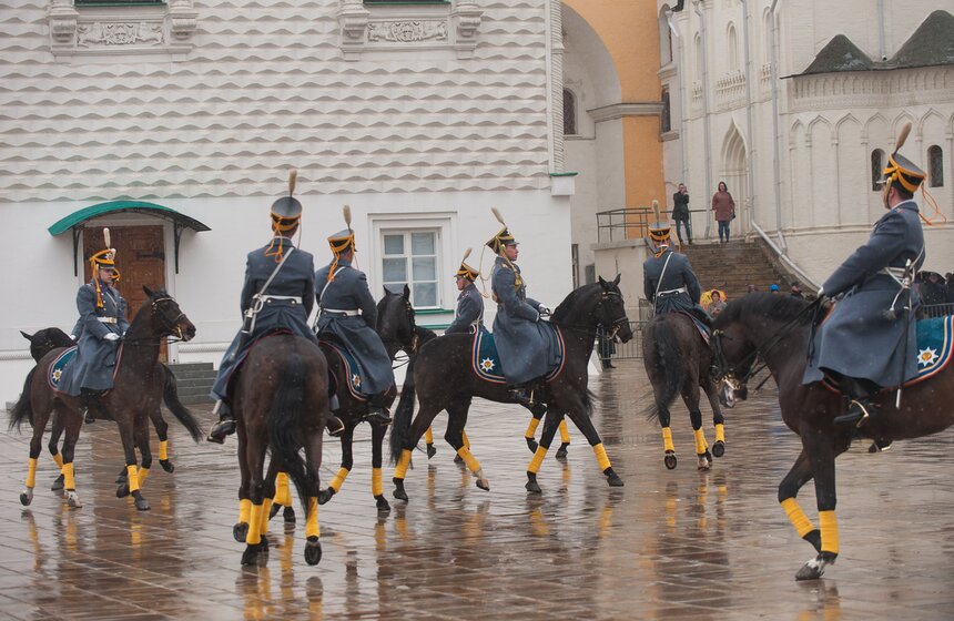 В Кремле прошла первая в году церемония развода караула 25 фото
