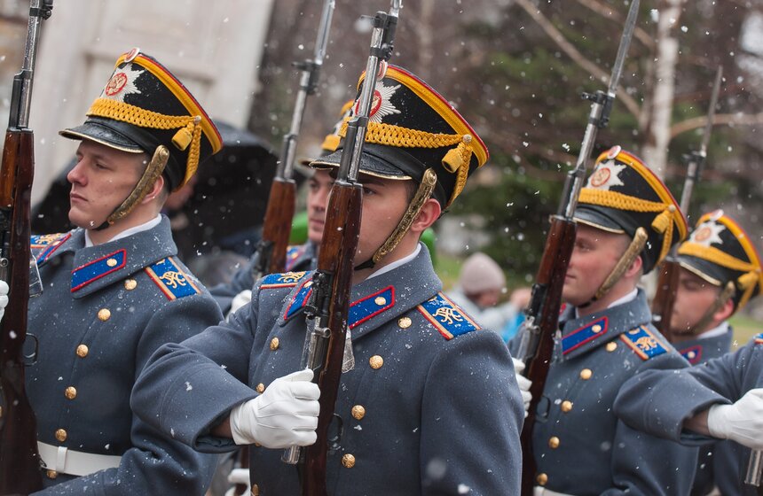 В Кремле прошла первая в году церемония развода караула 10 фото