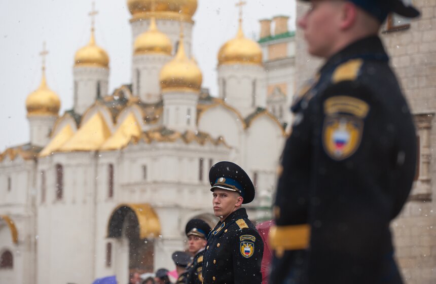 В Кремле прошла первая в году церемония развода караула 2 фото