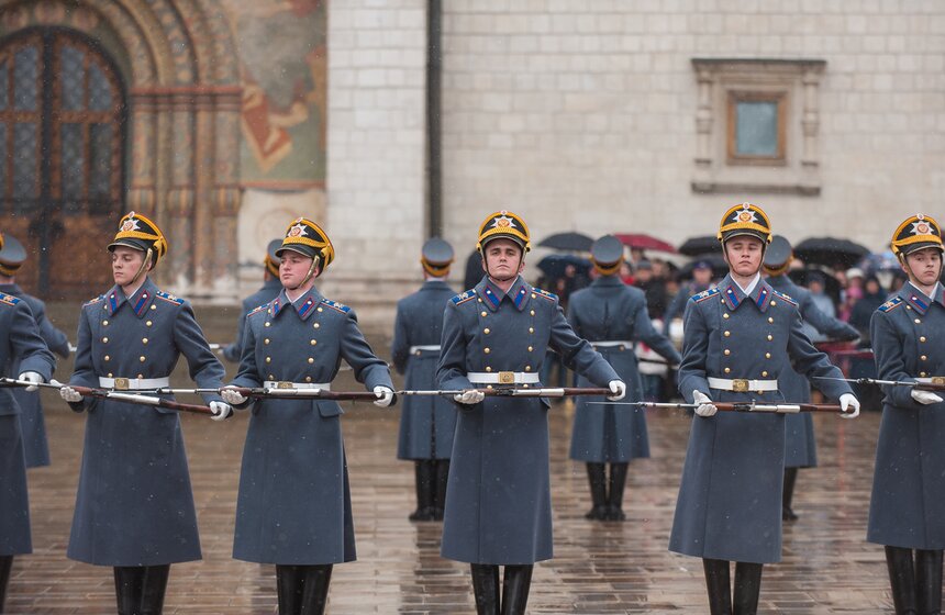 В Кремле прошла первая в году церемония развода караула 20 фото