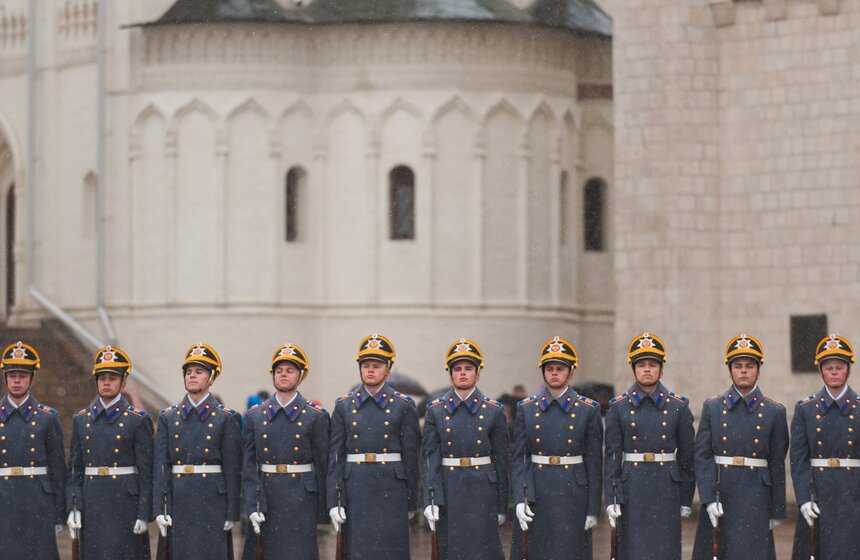 В Кремле прошла первая в году церемония развода караула 18 фото