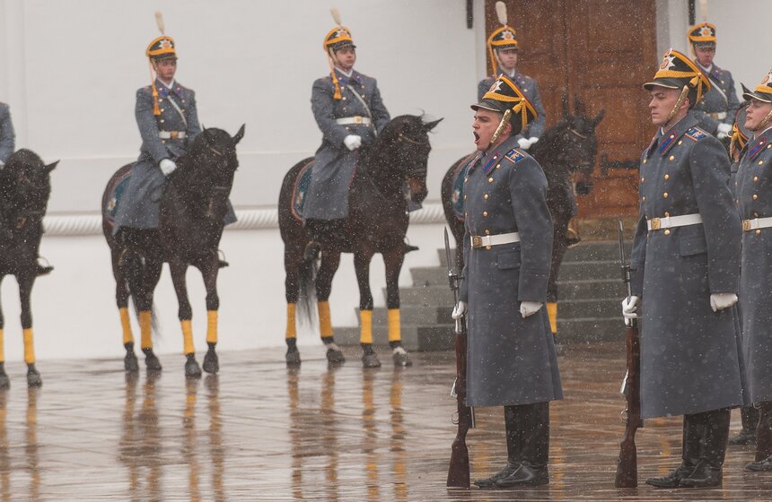 В Кремле прошла первая в году церемония развода караула 17 фото