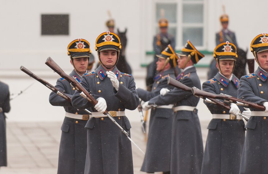 В Кремле прошла первая в году церемония развода караула 19 фото