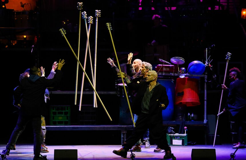 Британский коллектив Stomp представил новое шоу 15 фото