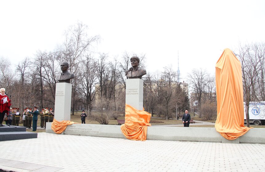 На Аллее Космонавтов установили бюсты летчиков-космонавтов 11 фото