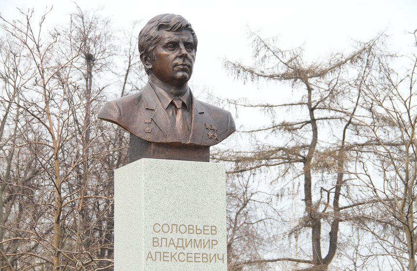 На Аллее Космонавтов установили бюсты летчиков-космонавтов 15 фото