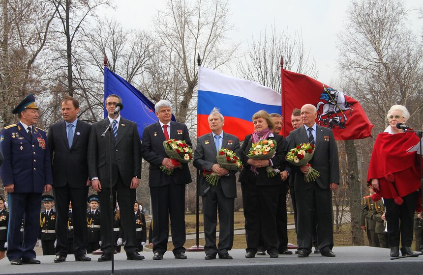 На Аллее Космонавтов установили бюсты летчиков-космонавтов 13 фото