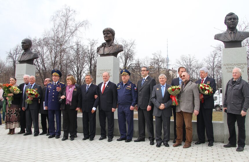На Аллее Космонавтов установили бюсты летчиков-космонавтов 20 фото