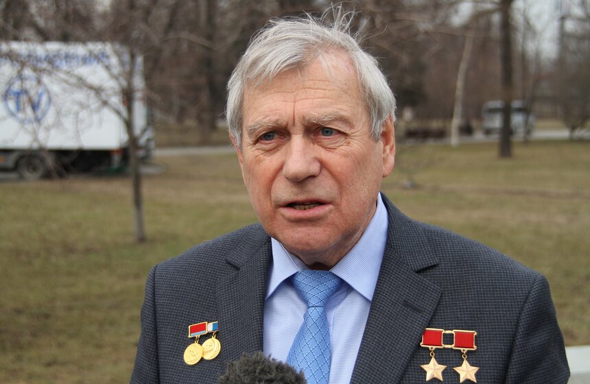 На Аллее Космонавтов установили бюсты летчиков-космонавтов 21 фото