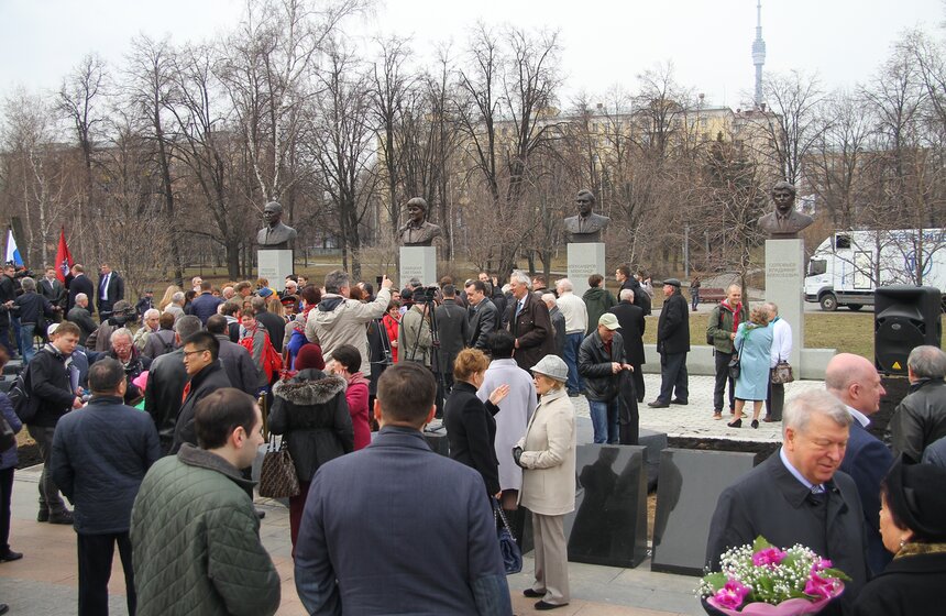 На Аллее Космонавтов установили бюсты летчиков-космонавтов 24 фото