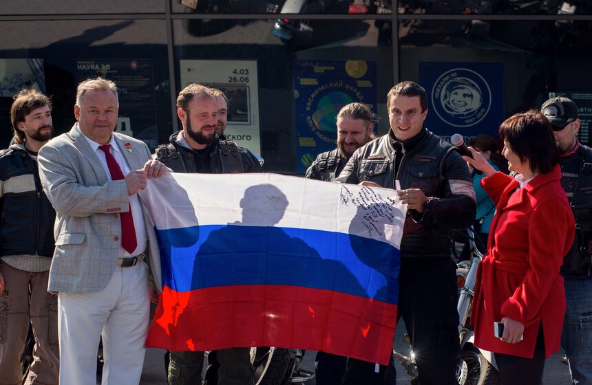 Передача флага России, объехавшего мир вместе с "Ночные волками" 17 фото