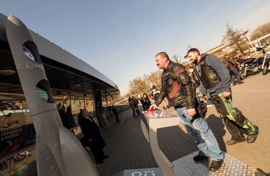 Передача флага России, объехавшего мир вместе с "Ночные волками" 1 фото