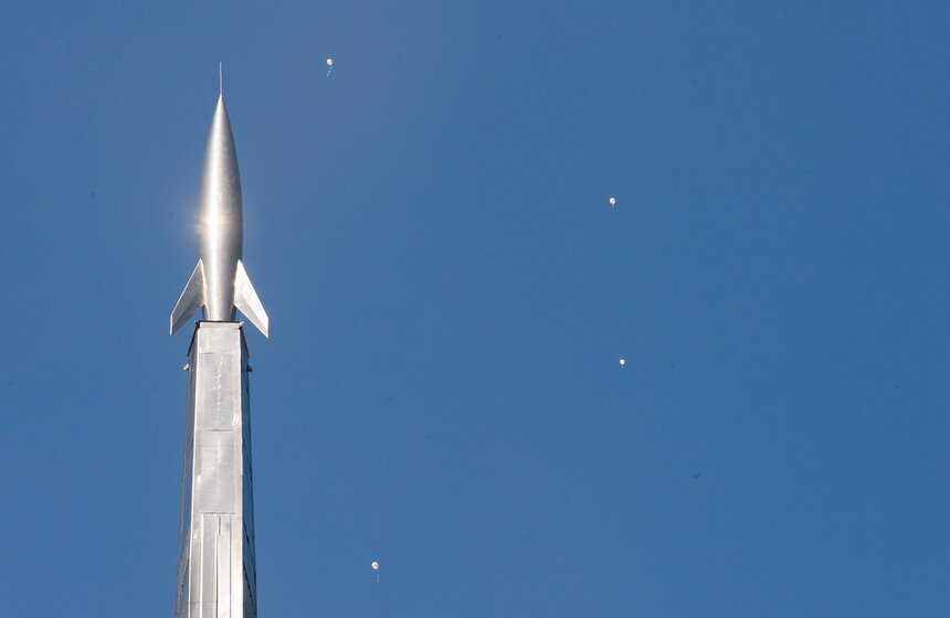 В День космонавтики в Москве прошла акция "Подними голову!" 29 фото