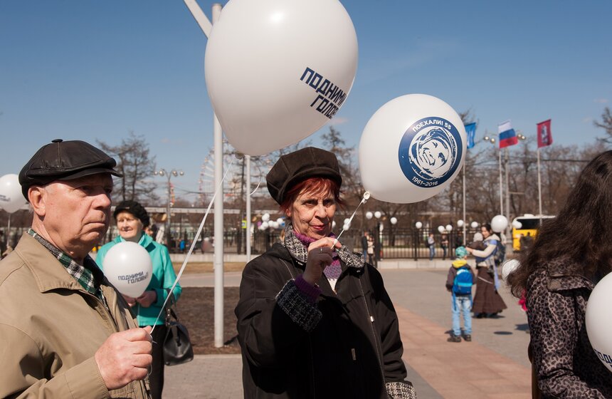 В День космонавтики в Москве прошла акция "Подними голову!" 15 фото