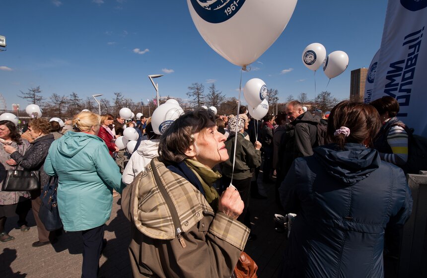 В День космонавтики в Москве прошла акция "Подними голову!" 14 фото