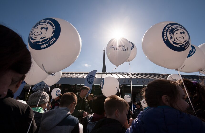 В День космонавтики в Москве прошла акция "Подними голову!" 19 фото