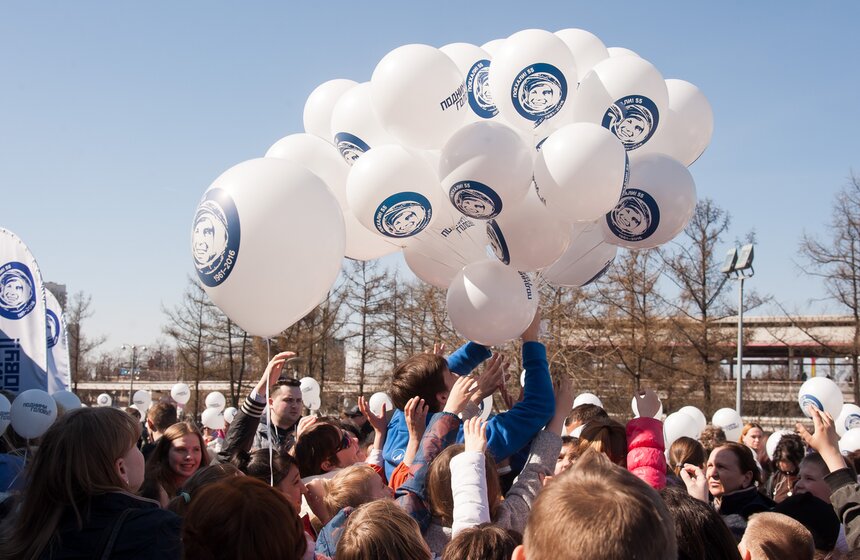 В День космонавтики в Москве прошла акция "Подними голову!" 17 фото