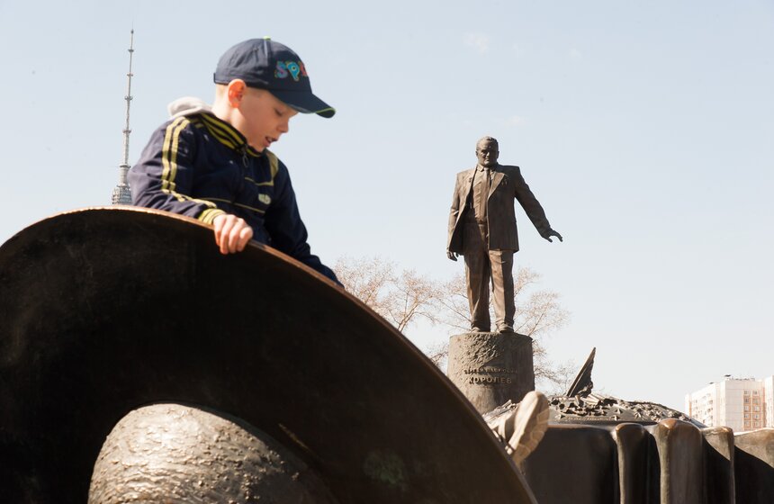 В День космонавтики в Москве прошла акция "Подними голову!" 4 фото