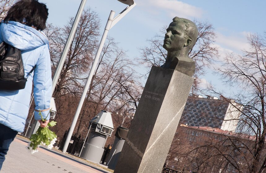 В День космонавтики в Москве прошла акция "Подними голову!" 5 фото