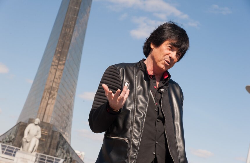 В День космонавтики в Москве прошла акция "Подними голову!" 10 фото