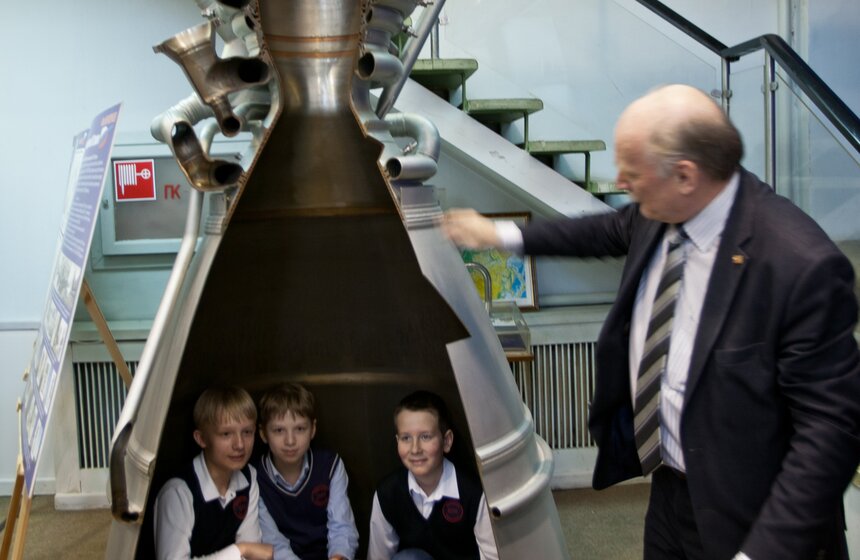 День космонавтики: школьникам показали "сердце ракеты" 31 фото