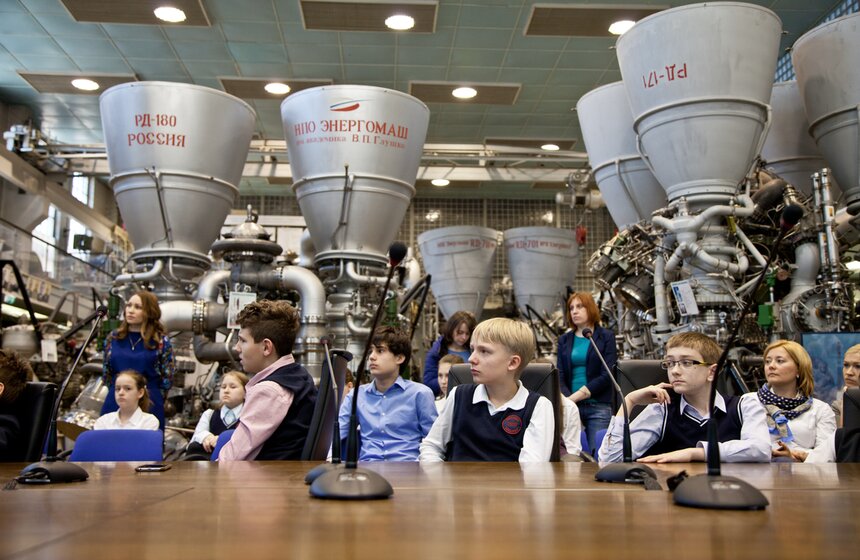 День космонавтики: школьникам показали "сердце ракеты" 21 фото