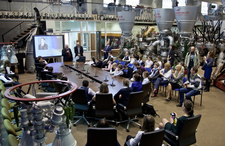 День космонавтики: школьникам показали "сердце ракеты" 8 фото