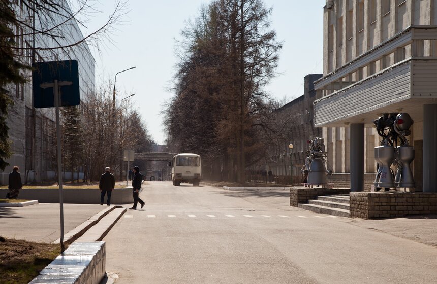 День космонавтики: школьникам показали "сердце ракеты" 1 фото