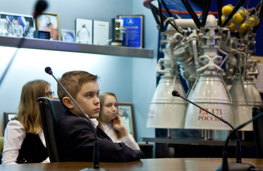 День космонавтики: школьникам показали "сердце ракеты" 4 фото