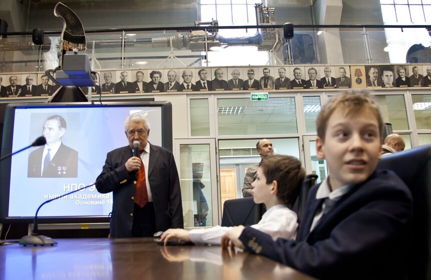 День космонавтики: школьникам показали "сердце ракеты" 5 фото