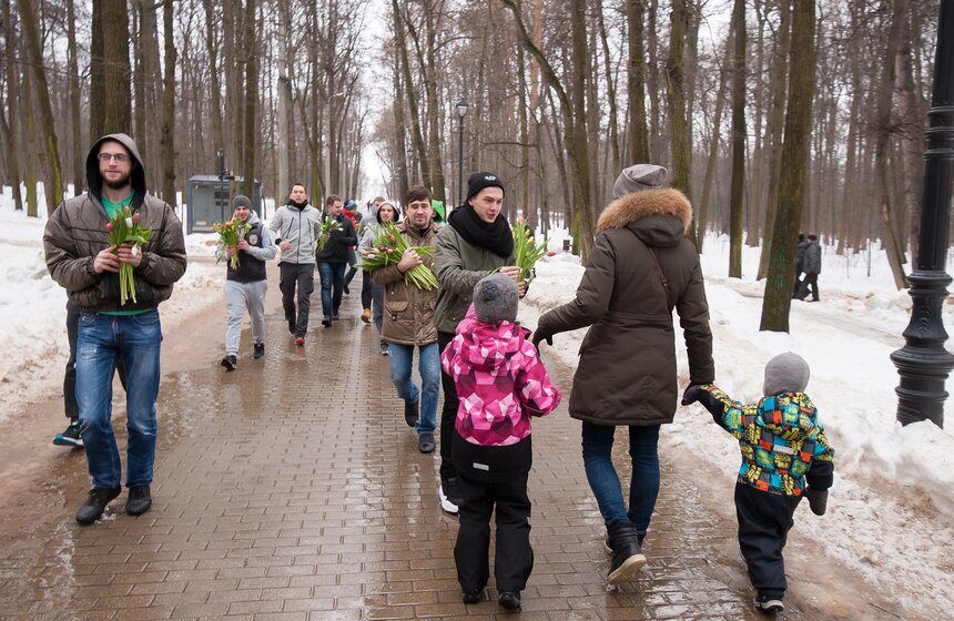 "Цветочный забег" состоялся в парке "Фили" 8 марта 12 фото