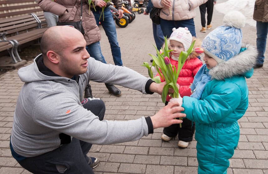 "Цветочный забег" состоялся в парке "Фили" 8 марта 16 фото