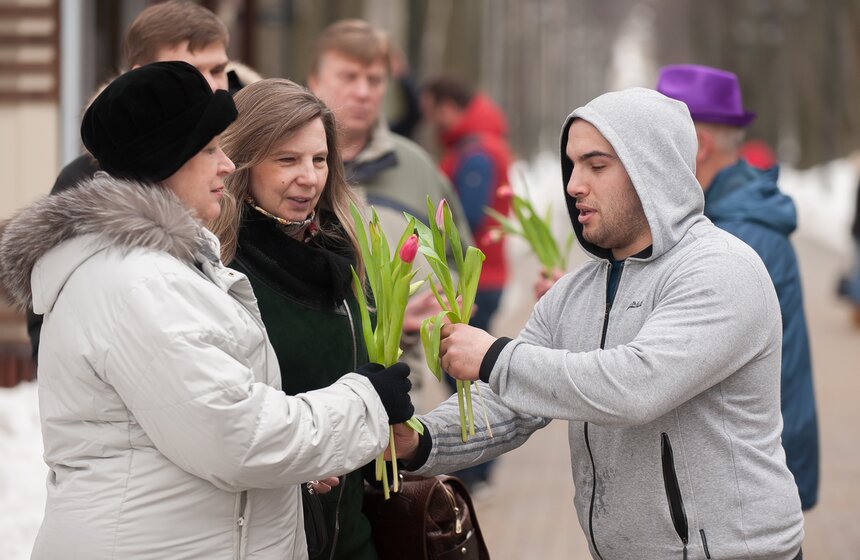 "Цветочный забег" состоялся в парке "Фили" 8 марта 21 фото
