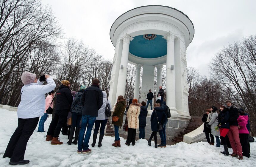 Цветы на льду и экскурсии: 8 марта в парке Горького и МУЗЕОНе 16 фото