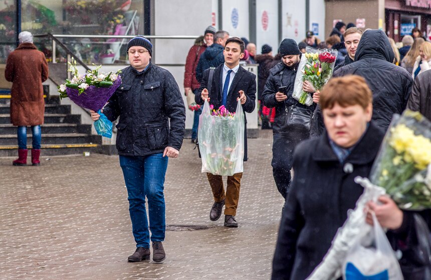 Москвичи готовятся поздравить своих дам с 8 марта 2 фото