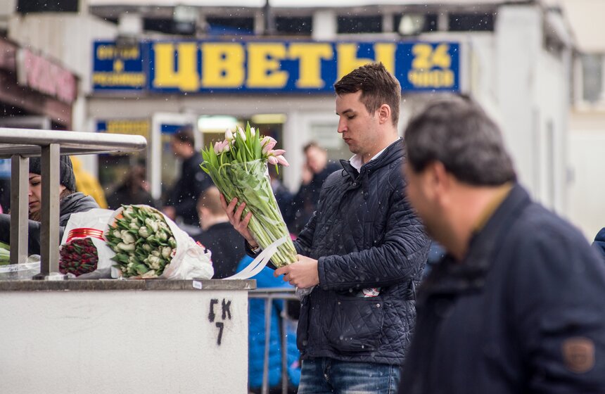 Москвичи готовятся поздравить своих дам с 8 марта 12 фото