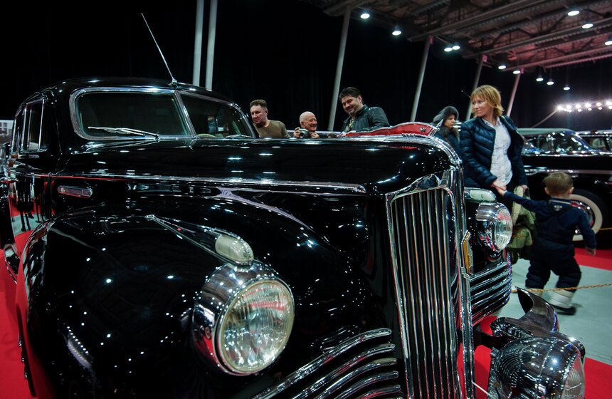 В Сокольниках открылась выставка старинных автомобилей 13 фото
