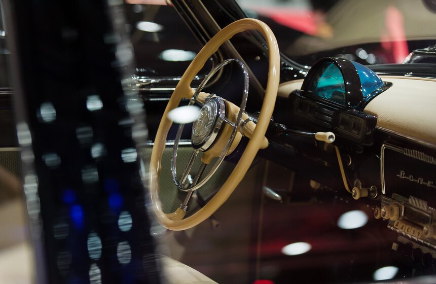 В Сокольниках открылась выставка старинных автомобилей 9 фото