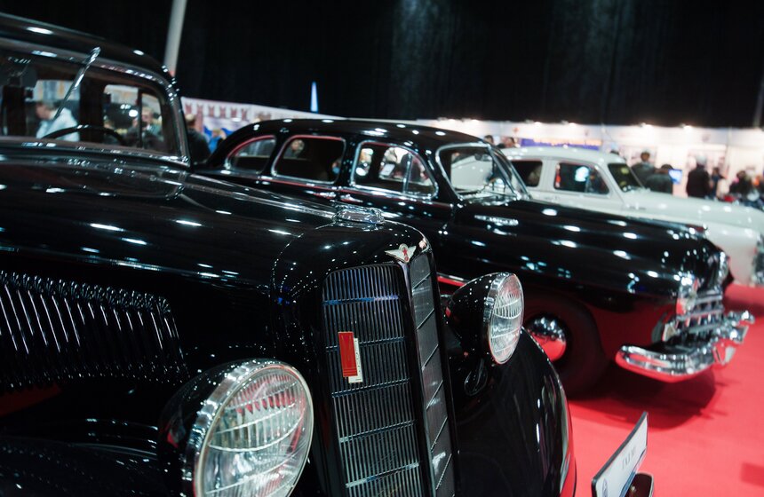 В Сокольниках открылась выставка старинных автомобилей 11 фото