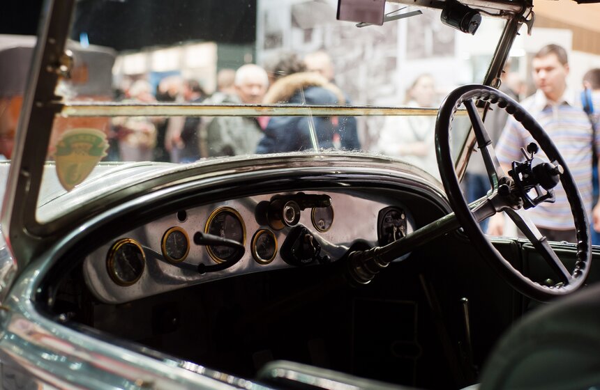 В Сокольниках открылась выставка старинных автомобилей 15 фото