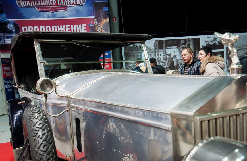 В Сокольниках открылась выставка старинных автомобилей 14 фото